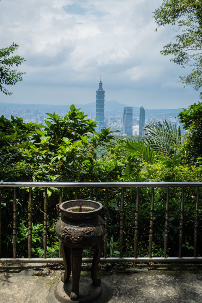 Taipei elephant mountain trail temple incense