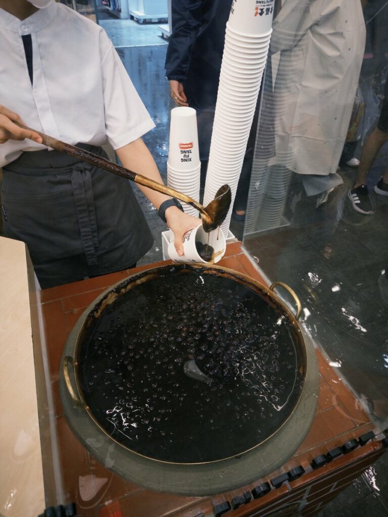 Staff pouring tapioca in the cup at Brown Sugar Bubble Tea at Xing Fu Tang 幸福堂