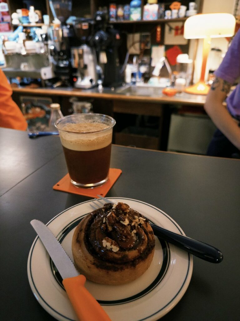 Iced apple americano and cinnamon roll at Coffee Dumbo